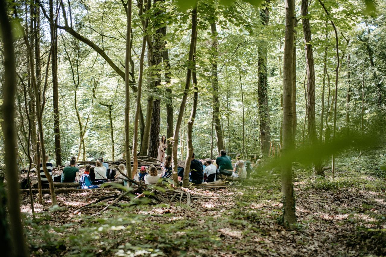 Eine Gruppe bei der Musikschule Klangbunt im Wald