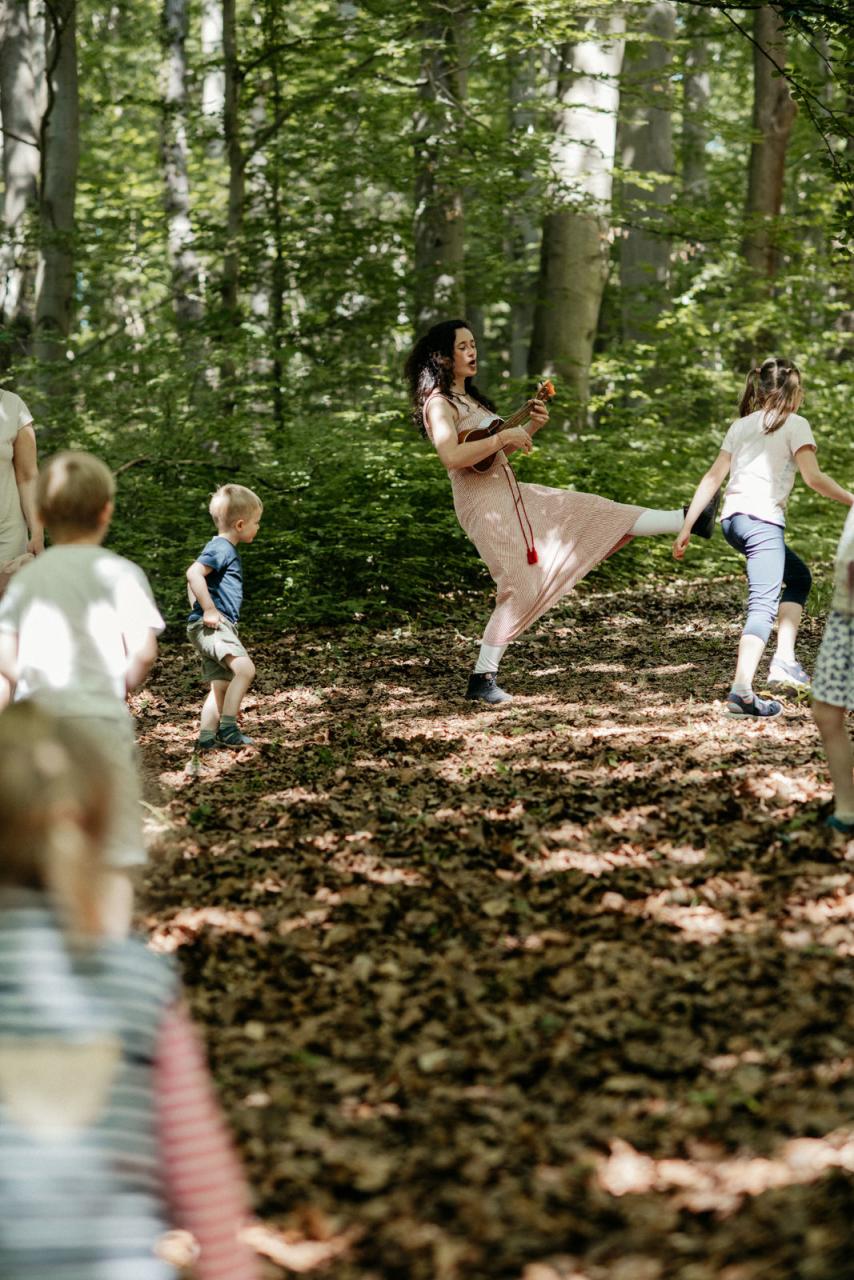 Spielende Kinder machen Musik