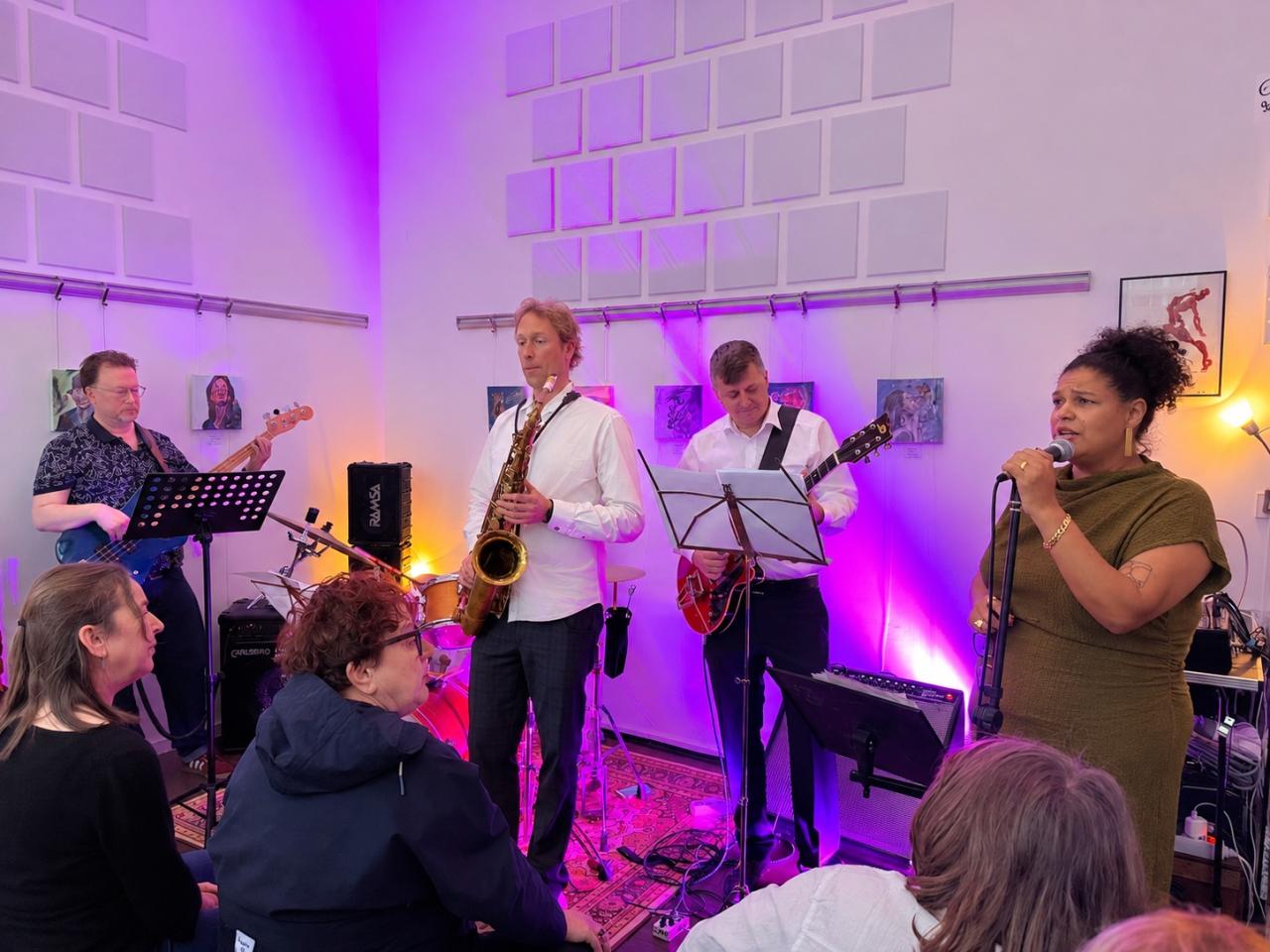 Band mit Sängerin