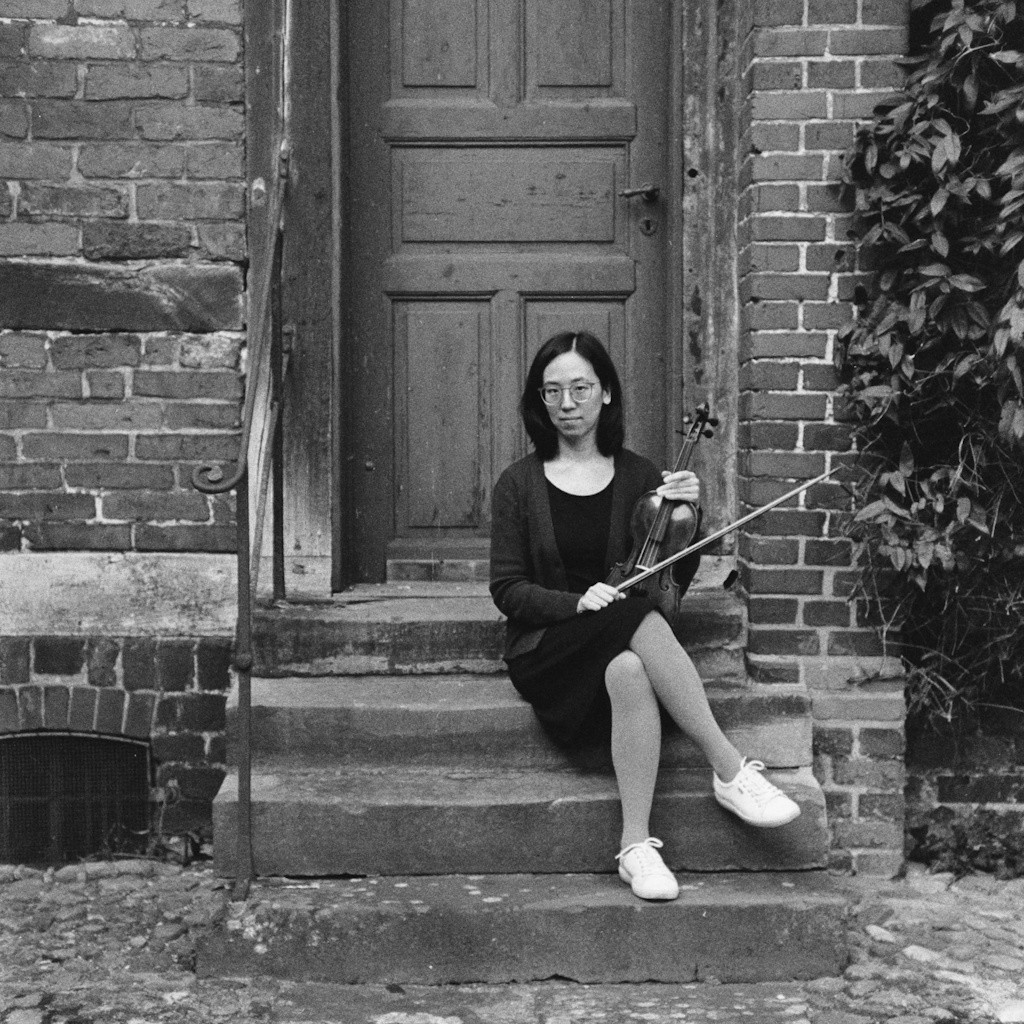 Porträt von Amy Shen mit Violine