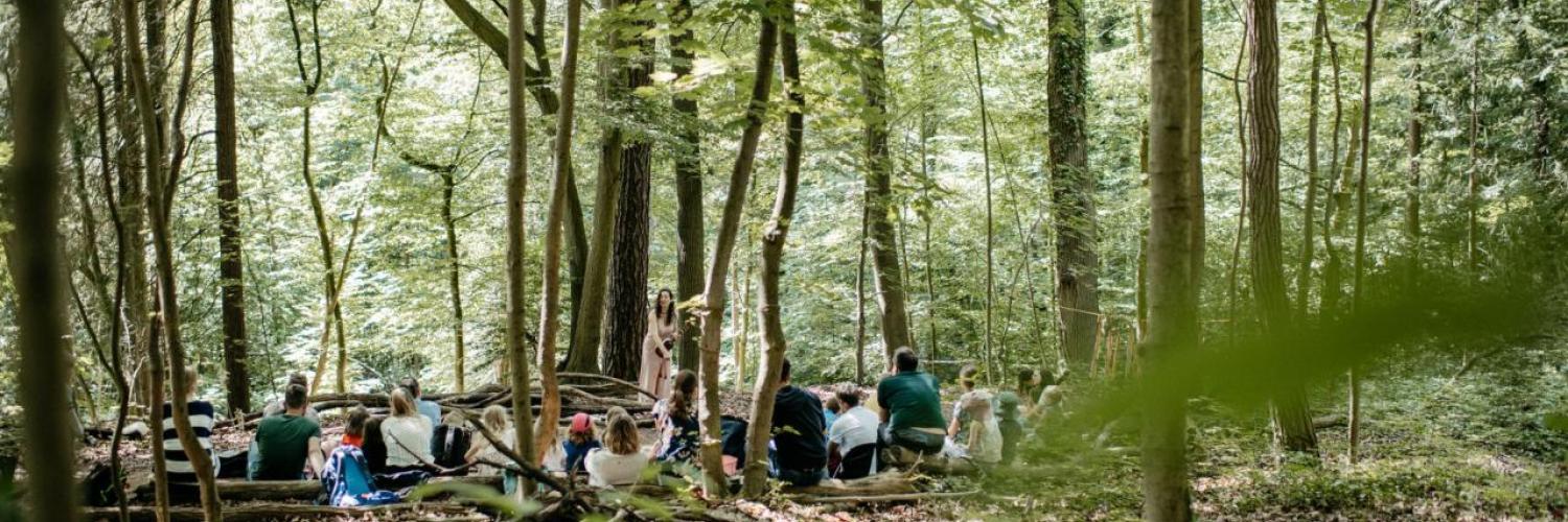 Eine Gruppe bei der Musikschule Klangbunt im Wald