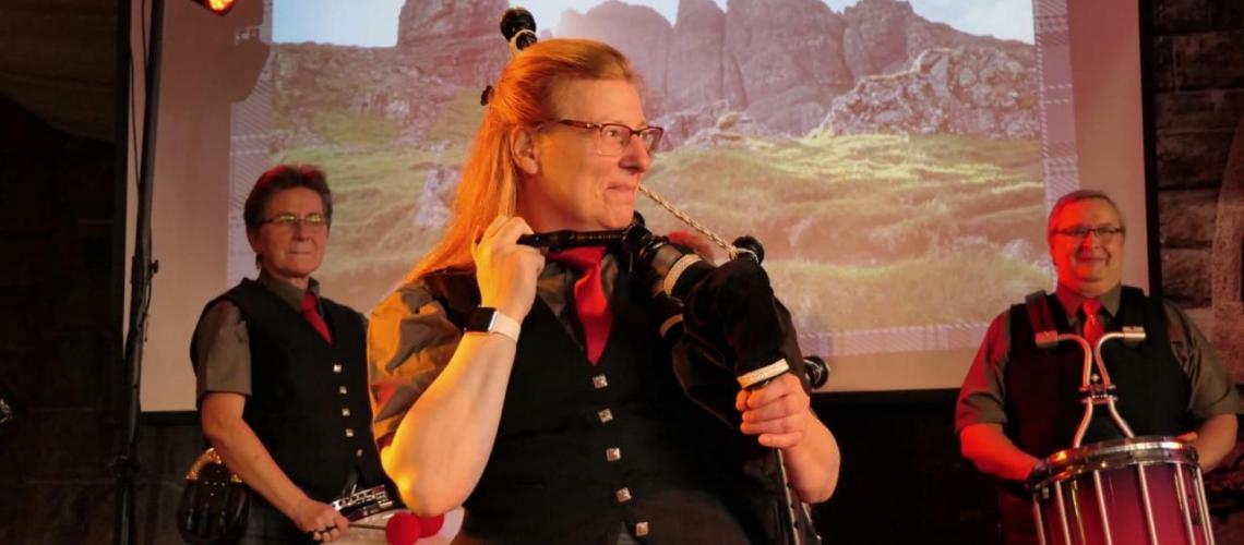 Dagmar Pesta beim Abschlusskonzert der Barbarossa Pipes & Drums, die sie auch unterrichtet (November 2019).