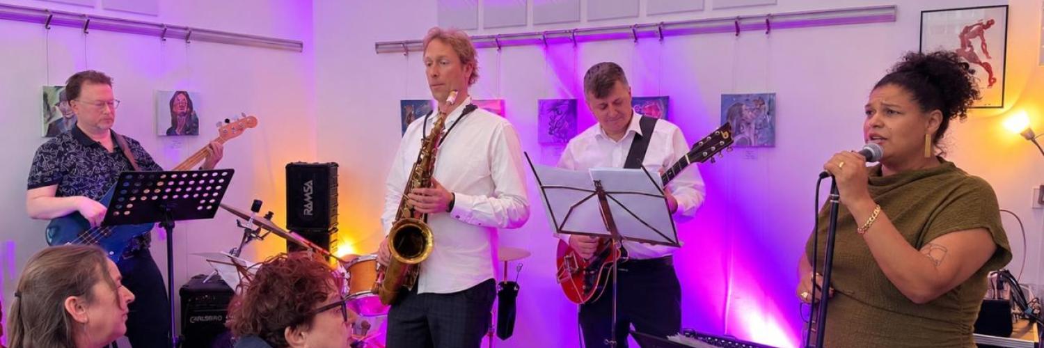 Band mit Sängerin