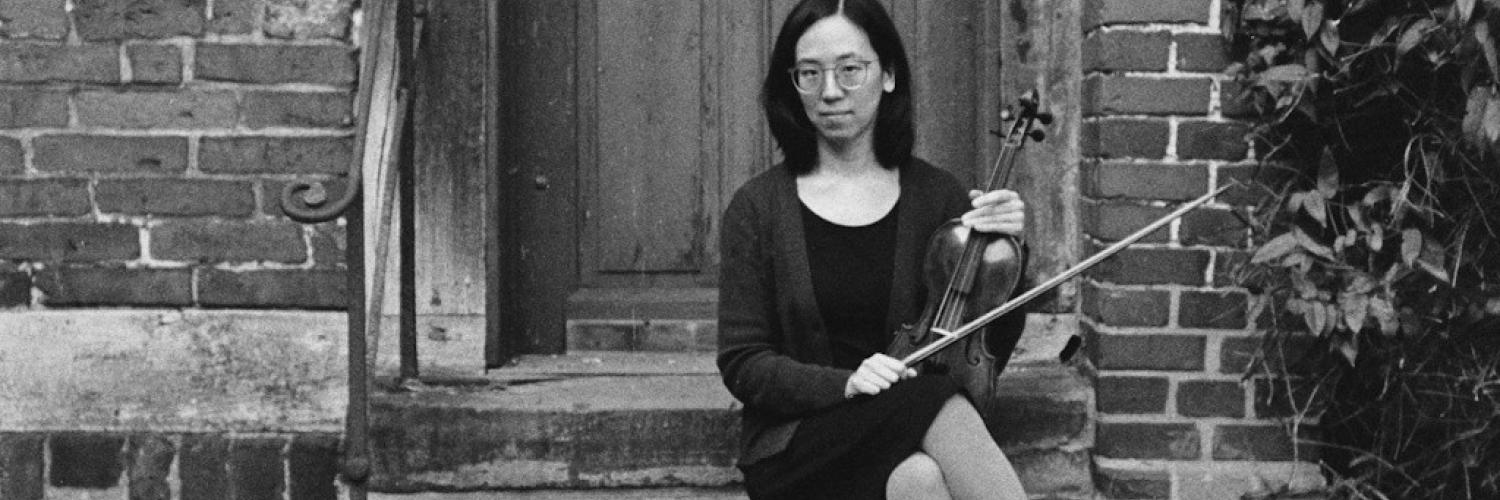 Porträt von Amy Shen mit Violine