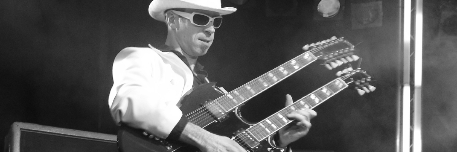 Andreas Vockrodt mit seiner E-Gitarre