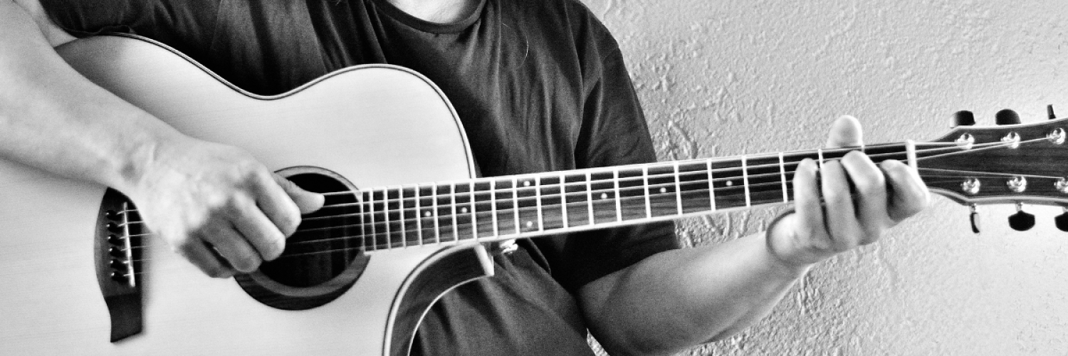 Bernhard Galler mit seiner Gitarre