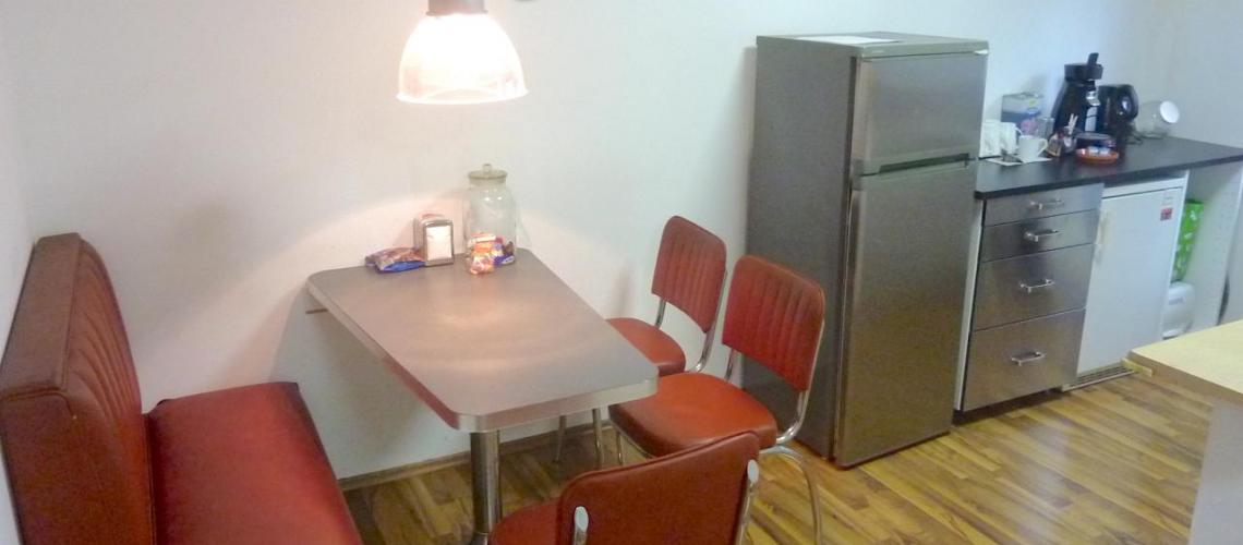 Wartebereich für Schüler und Eltern - Kleiner Bistrobereich mit Kaffee und Tee