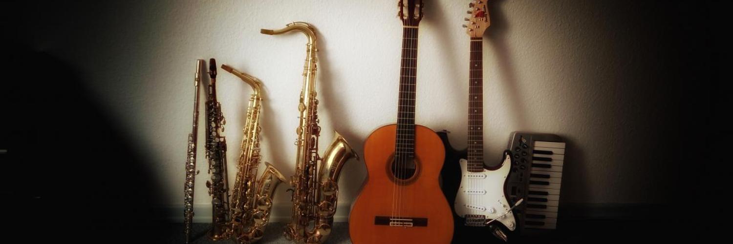 Bild von Gitarre und Saxophon