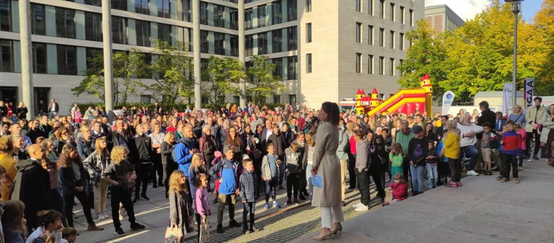 Ministerin Baerbock spricht vor meinem Auftritt zu den Gästen.......