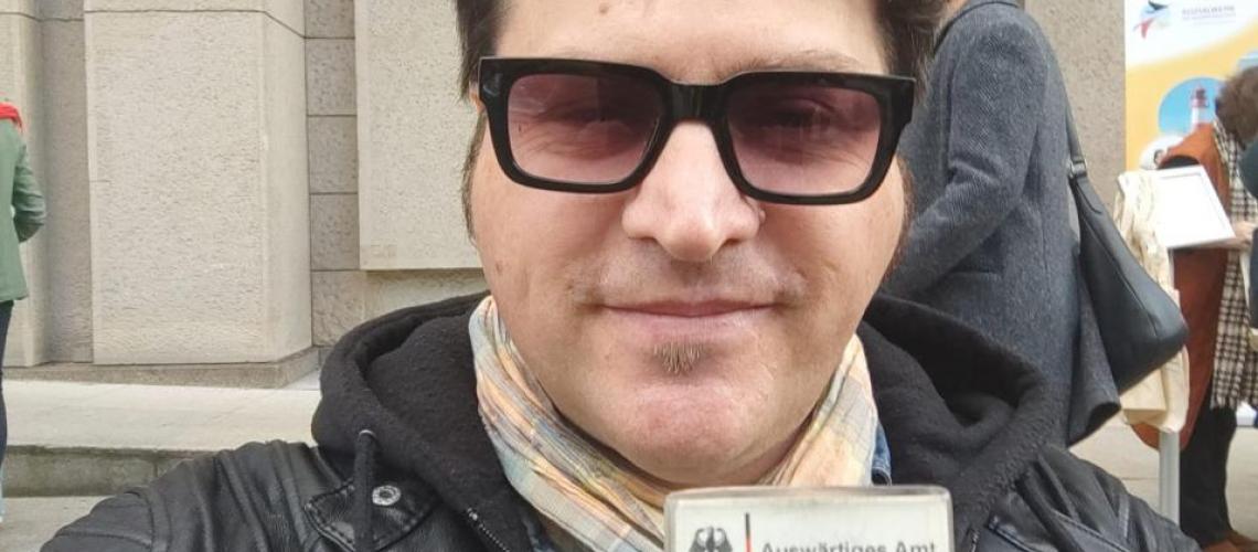 Ein paar Minuten vor dem Auftritt im Außenministerium … aufgeregt …